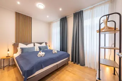 Ein Bett oder Betten in einem Zimmer der Unterkunft VIVID Luxury Apartment Ludwigsburg - Blühendes Barock-Forum-Schloss-Downtown-Modern