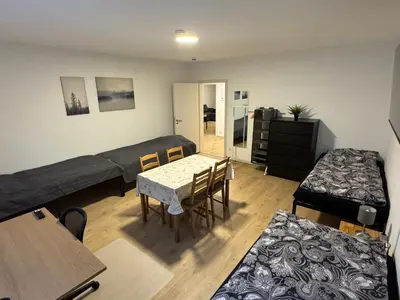 Ein Bett oder Betten in einem Zimmer der Unterkunft 5-room apartment (120 sqm) with 2 bathrooms, 2 kitchens, bar area & balcony directly in the city centre