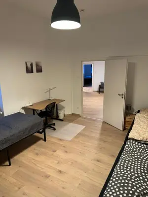 Ein Bett oder Betten in einem Zimmer der Unterkunft 5-room apartment (120 sqm) with 2 bathrooms, 2 kitchens, bar area & balcony directly in the city centre