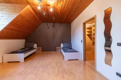 Ein Bett oder Betten in einem Zimmer der Unterkunft Traumhaus nähe Mainz I 12 Betten I 4 Schlafzimmer I Terrasse I 200m2 I Garten