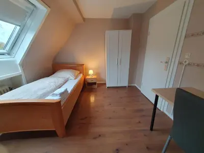 Ein Bett oder Betten in einem Zimmer der Unterkunft Schönes, vollmöbliertes Zimmer direkt an der Uniklinik Mainz