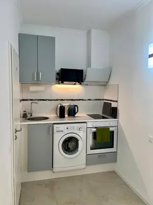 Küche/Küchenzeile in der Unterkunft Neuwertiges Apartment mit schnellem WLAN, Glasfaser, Kostenlose Privatparkplatz auch für Transporter geeignet R24