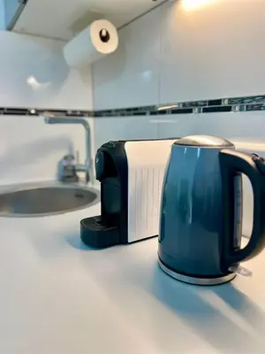 Küche/Küchenzeile in der Unterkunft Neuwertiges Apartment mit schnellem WLAN, Glasfaser, Kostenlose Privatparkplatz auch für Transporter geeignet R24