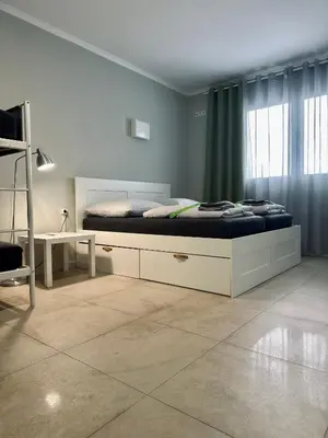 Ein Bett oder Betten in einem Zimmer der Unterkunft Neuwertiges Apartment mit schnellem WLAN, Glasfaser, Kostenlose Privatparkplatz auch für Transporter geeignet R24