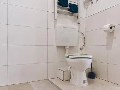 Ein Badezimmer in der Unterkunft Neuwertiges Apartment mit schnellem WLAN, Glasfaser, Kostenlose Privatparkplatz auch für Transporter geeignet R23