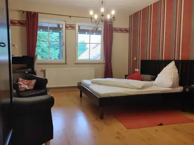 Ein Sitzbereich in der Unterkunft Weingut Weinstube Weinhotel Wolf