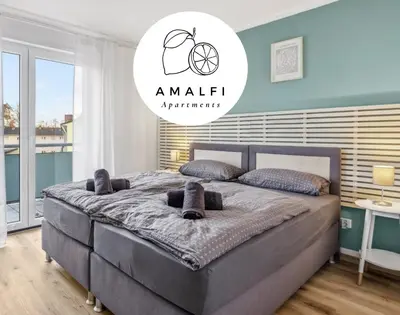 Ein Bett oder Betten in einem Zimmer der Unterkunft Amalfi A02 - 2 Zi für 4P - Balkon, smart TV, Boxspringbett