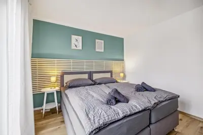 Ein Bett oder Betten in einem Zimmer der Unterkunft Amalfi A02 - 2 Zi für 4P - Balkon, smart TV, Boxspringbett