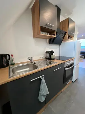 Küche/Küchenzeile in der Unterkunft Moderne Wohnung Karlsruhe Neureut, Fußbodenheizung - Regendusche - Waschmaschine - Stellplatz