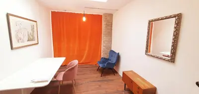 Ein Sitzbereich in der Unterkunft Helles Zimmer im Loft
