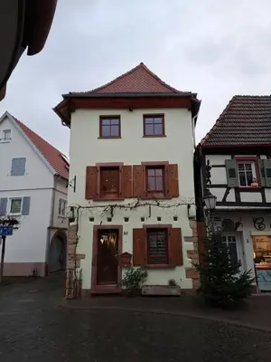 Das Gebäude in dem sich das Ferienhaus befindet
