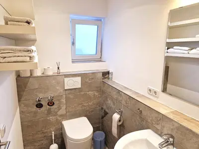Ein Badezimmer in der Unterkunft Magnolia: Moderne, voll möblierte Wohnung