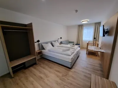Ein Bett oder Betten in einem Zimmer der Unterkunft Gästehaus und Weingut Erich Hirth