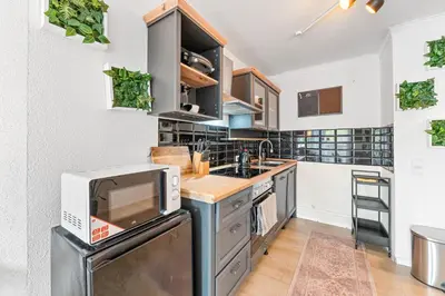 Küche/Küchenzeile in der Unterkunft Design-Wohnung Ludwigsburg
