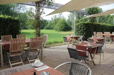 Ein Garten an der Unterkunft Hotel Auf der Bühn