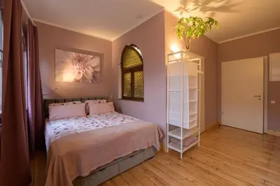 Ein Bett oder Betten in einem Zimmer der Unterkunft Gästehaus Villa Fliedner - Das Kutscherhaus