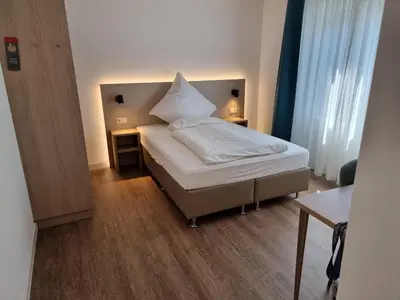 Ein Bett oder Betten in einem Zimmer der Unterkunft Hotel zur Traube