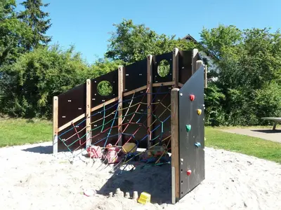 Ein Kinderspielbereich in der Unterkunft Ferienhaus Robinson Crusoe Schwarzkittelpfad 77