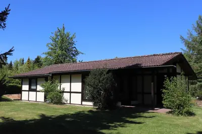 Das Gebäude in dem sich das Ferienhaus befindet