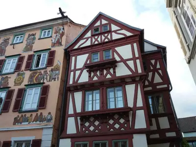 Das Gebäude in dem sich das Ferienhaus befindet