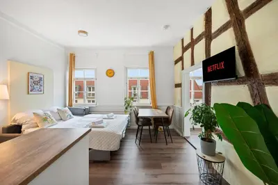 Ein Bett oder Betten in einem Zimmer der Unterkunft BackHome - SUITE L - Parkhaus - Fantastische Schlosslage - SmartTV - Waschmaschine - Netflix - 50qm - 24h Checkin- Apartment 3