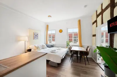 Ein Bett oder Betten in einem Zimmer der Unterkunft BackHome - SUITE L - Parkhaus - Fantastische Schlosslage - SmartTV - Waschmaschine - Netflix - 50qm - 24h Checkin- Apartment 3