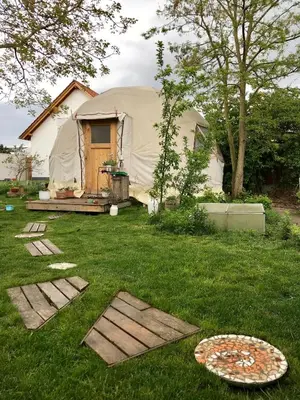 Ein Garten an der Unterkunft Geo Dome