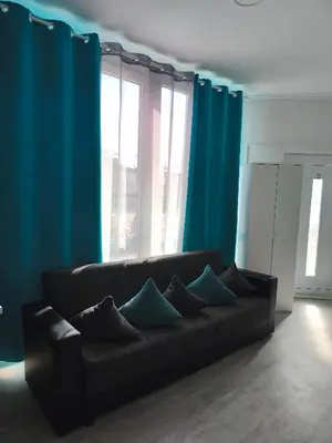 Ein Sitzbereich in der Unterkunft Neuwertiges Apartment mit schnellem WLAN, Netflix, Glasfaser, Kostenlose Privatparkplatz auch für Transporter geeignet R25