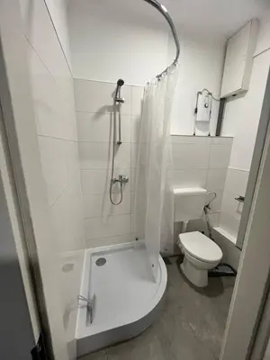 Ein Badezimmer in der Unterkunft Neuwertiges Apartment mit schnellem WLAN, Netflix, Glasfaser, Kostenlose Privatparkplatz auch für Transporter geeignet R25