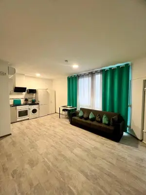 Küche/Küchenzeile in der Unterkunft Neuwertiges Apartment mit schnellem WLAN, Netflix, Glasfaser, Kostenlose Privatparkplatz auch für Transporter geeignet R25