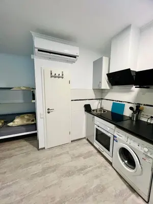 Küche/Küchenzeile in der Unterkunft Neuwertiges Apartment mit schnellem WLAN, Netflix, Glasfaser, Kostenlose Privatparkplatz auch für Transporter geeignet R25