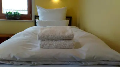Ein Bett oder Betten in einem Zimmer der Unterkunft Zimmer mit zwei Einzelbetten