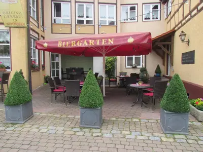 Ein Restaurant oder anderes Speiselokal in der Unterkunft Hotel Zum Erker