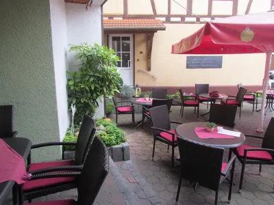 Ein Restaurant oder anderes Speiselokal in der Unterkunft Hotel Zum Erker