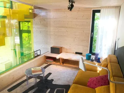 Ein Sitzbereich in der Unterkunft Burgstrasse Apartment West mit Garten und Sauna