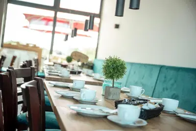 Ein Restaurant oder anderes Speiselokal in der Unterkunft Hotel Central Vis a Vis