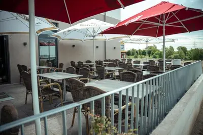 Ein Restaurant oder anderes Speiselokal in der Unterkunft Hotel Central Vis a Vis
