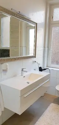 Ein Badezimmer in der Unterkunft Helles Zimmer mit Kingsize-Bett