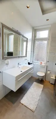 Ein Badezimmer in der Unterkunft Helles Zimmer mit Kingsize-Bett