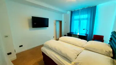 Ein Bett oder Betten in einem Zimmer der Unterkunft Helles Zimmer mit Kingsize-Bett