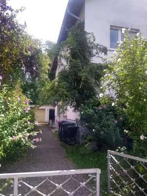 Ein Garten an der Unterkunft Ruhige 4-Zi-Wohnung mit großem Balkon und Blick ins Grüne