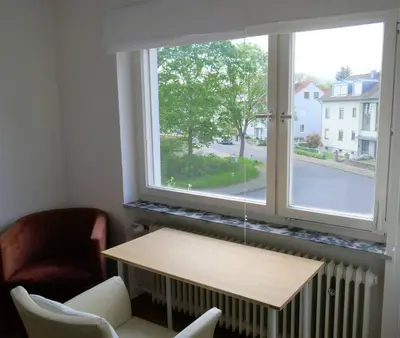 Ein Sitzbereich in der Unterkunft Ruhige 4-Zi-Wohnung mit großem Balkon und Blick ins Grüne