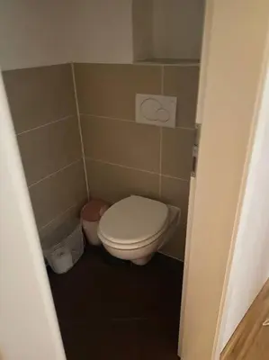 Ein Badezimmer in der Unterkunft Einzimmerapartment mit Fass Sauna (und Pool)