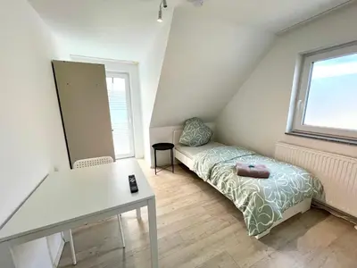 Ein Bett oder Betten in einem Zimmer der Unterkunft Handwerker Wohnung - Parkplatz vor der Türe - Balkon - bis zu 6 Personen