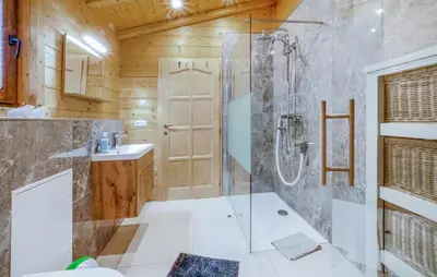 Ein Badezimmer in der Unterkunft Awesome Home In Merzalben With Wi-Fi