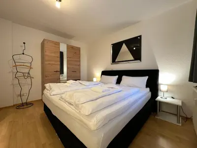 Ein Bett oder Betten in einem Zimmer der Unterkunft Gemütliche 2-Zimmer-Wohnung by Rabe - Innenhof, Smart-TV, Netflix
