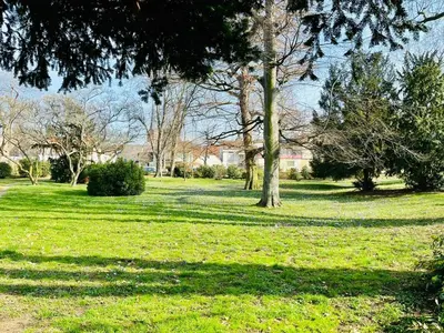 Ein Garten an der Unterkunft Zentrale Ferienwohnung am Buhlschen Park in Deidesheim