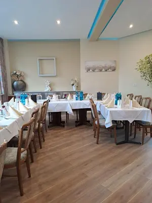 Ein Restaurant oder anderes Speiselokal in der Unterkunft Hotel Deutsches Haus