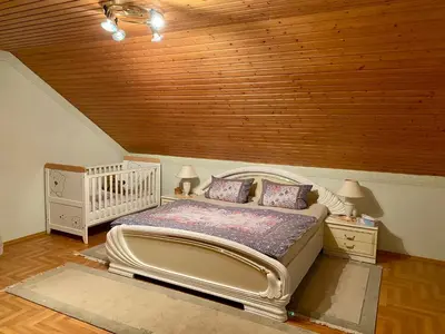 Ein Bett oder Betten in einem Zimmer der Unterkunft Schöne Wohnung im Grünen