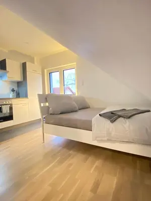 Ein Bett oder Betten in einem Zimmer der Unterkunft Charmantes Studio-Apartment im Herzen von Neureut - Fußbodenheizung, Regendusche, Waschmaschine, Stellplatz
